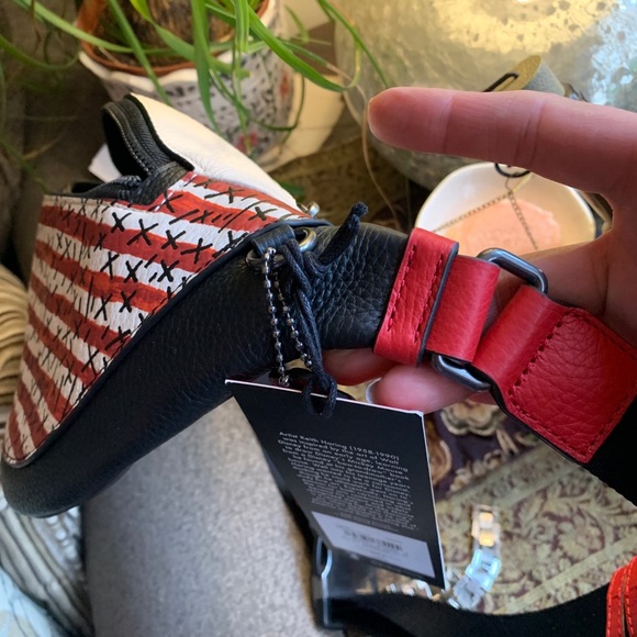 Authentic COACH Pebbled leather Mickey mousse Keith Disney 2 zips belt bag - Picture 7 of 16